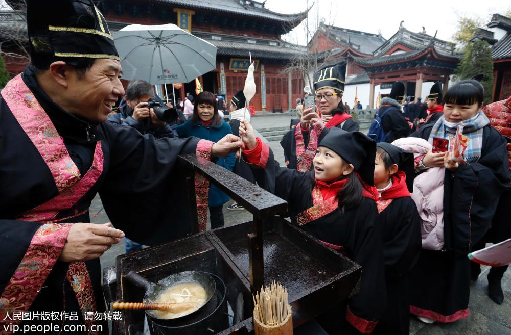 Hangzhou: locais experienciam comemorações do Festival das Lanternas da dinastia Song