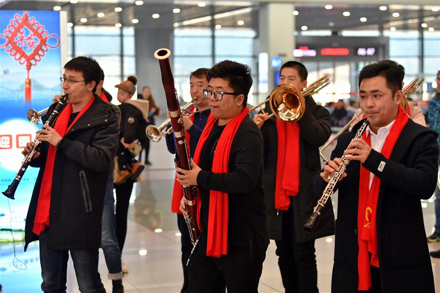 Festival das Lanternas celebrado com atividades na Estação Ferroviária Sul de Taiyuan em Taiyuan, província de Shanxi