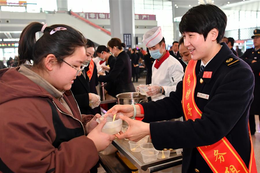 Festival das Lanternas celebrado com atividades na Estação Ferroviária Sul de Taiyuan em Taiyuan, província de Shanxi