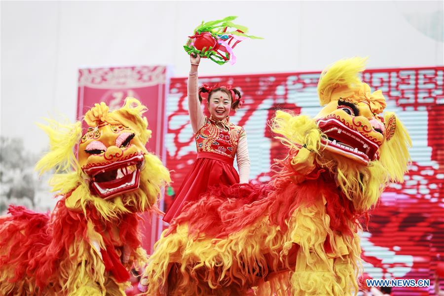 Chineses celebram o Festival da Lanternas 