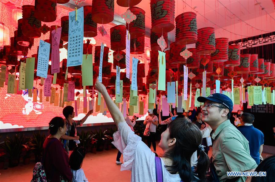 Chineses celebram o Festival da Lanternas 