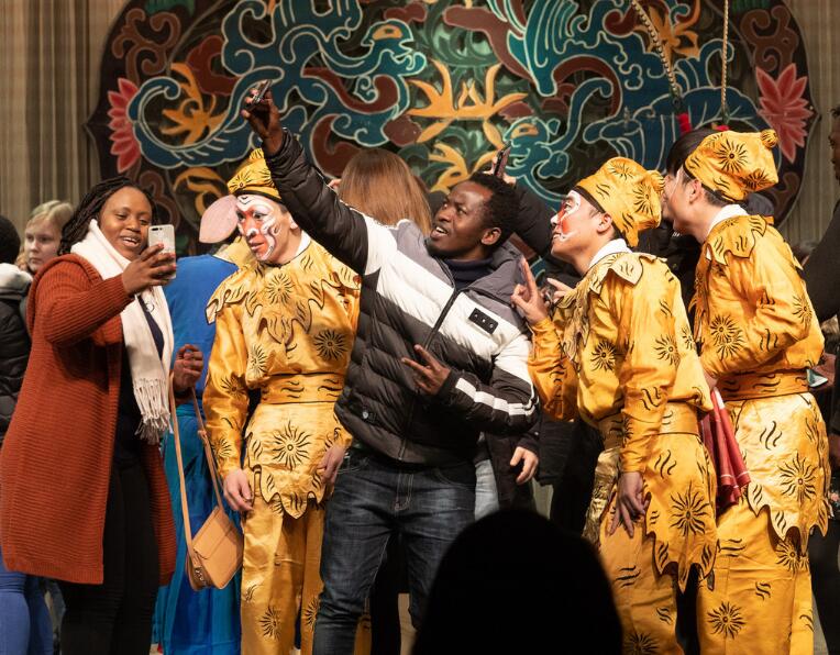Ópera tradicional chinesa inspira estudantes estrangeiros
