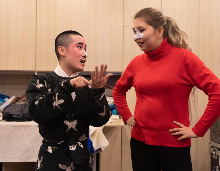 Ópera tradicional chinesa inspira estudantes estrangeiros
