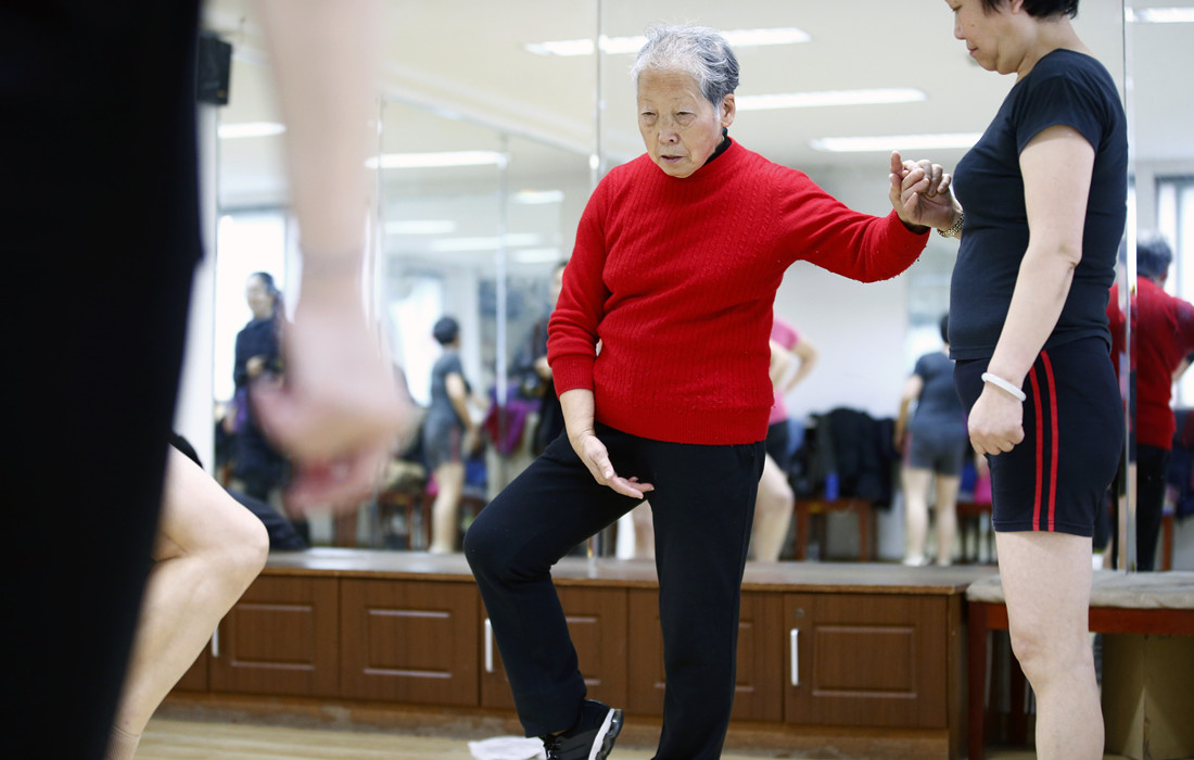 Galeria: Aos 80 anos, professora dá aulas de dança