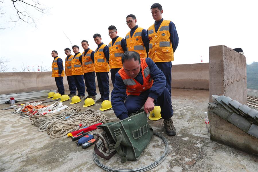 Trabalho diário dos funcionários da divisão de manutenção ferroviária de alta velocidade de Guiyang