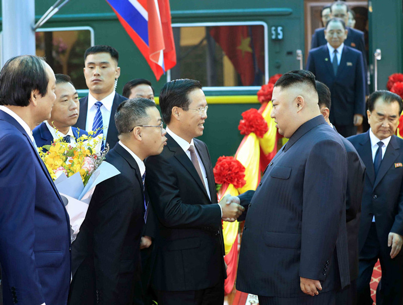 Kim Jong Un chega ao Vietnã para cúpula com Trump