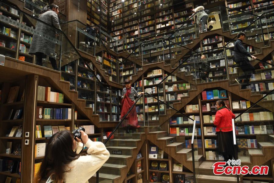 Chongqing: Inauguração de livraria hipnotizante atrai curiosos