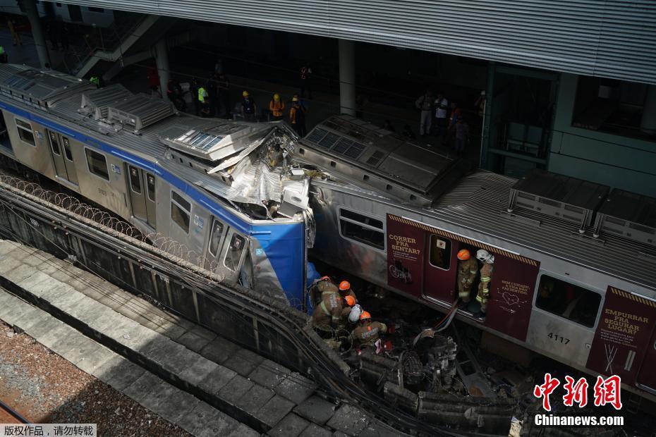 Dois trens colidem numa estação de trem no Rio de Janeiro