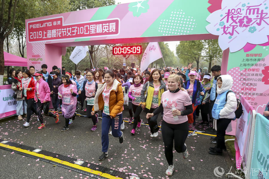 Galeria: Mulheres em Shanghai participam em corrida na época das flores de cerejeira