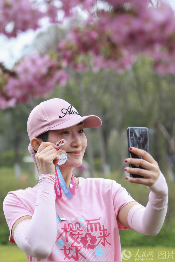 Galeria: Mulheres em Shanghai participam em corrida na época das flores de cerejeira