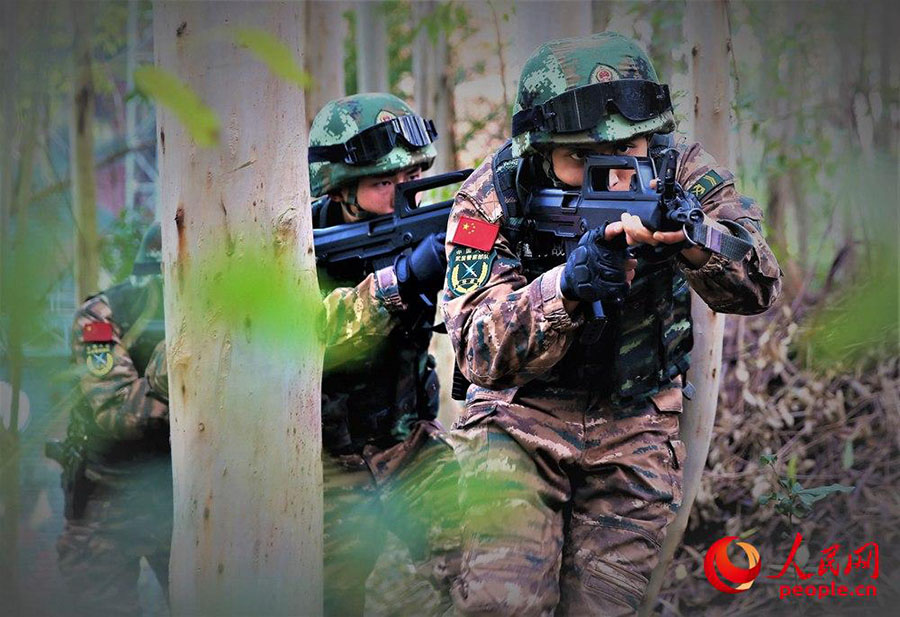 Galeria: Polícia especial participa de treinamento anti-terrorista em Guangxi