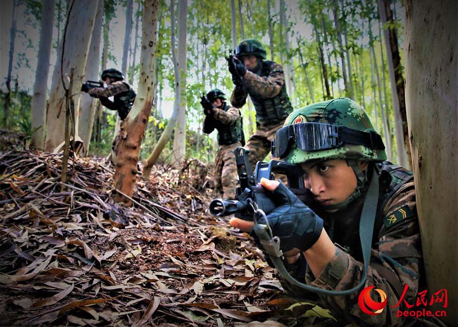 Galeria: Polícia especial participa de treinamento anti-terrorista em Guangxi