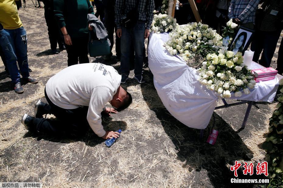 Etiópia: Familiares das vítimas do voo ET302 realizam cerimônia fúnebre