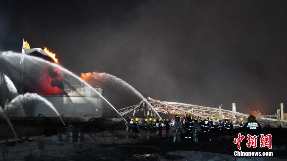 Explosão de fábrica química deixa pelo menos 44 mortos