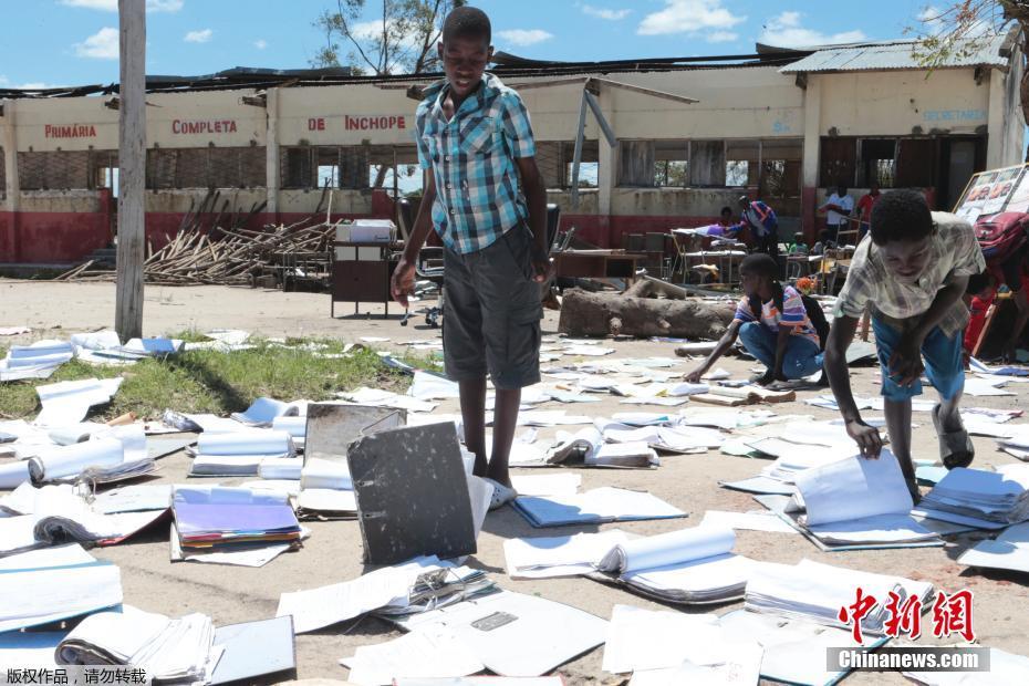 Os estudantes secam os livros molhados ao sol após a pasagem o ciclone tropical Idai