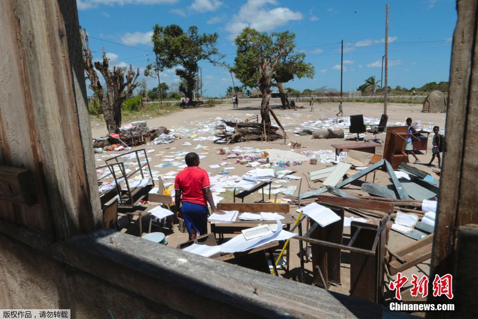 Os estudantes secam os livros molhados ao sol após a pasagem o ciclone tropical Idai