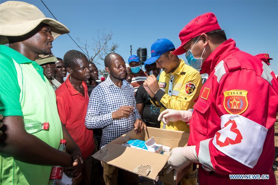 Equipe de resgate chinesa realiza trabalho de socorro em Moçambique 