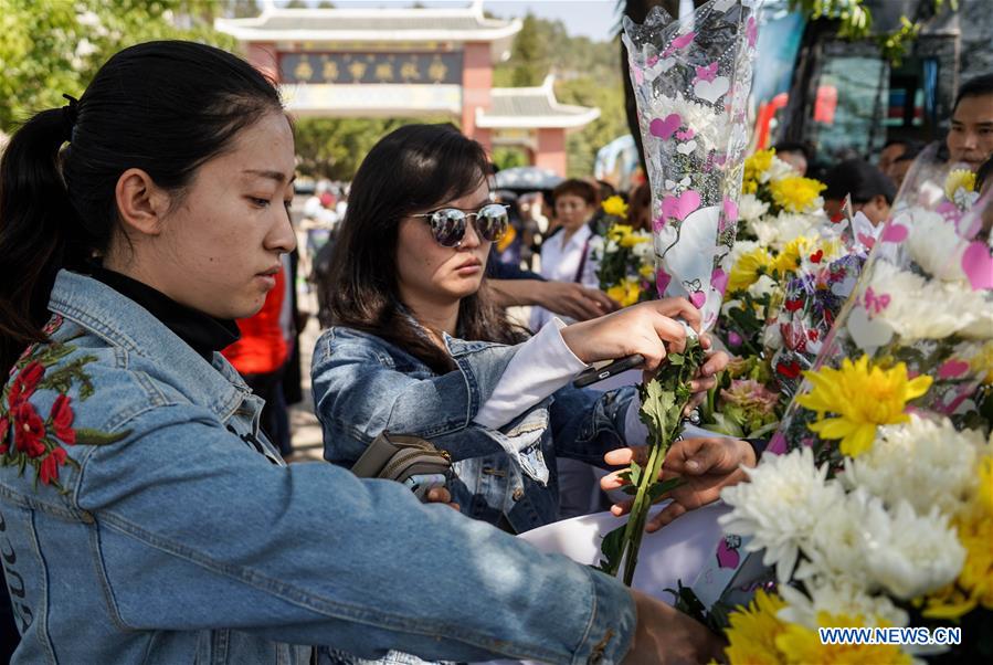 Galeria: Realizada cerimônia de luto em homenagem ás vítimas de incêndio em Xichang