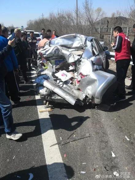 7 feridos após a colisão de 16 carros na via expressa Beijing-Tibete