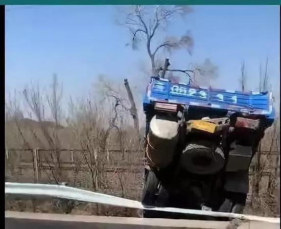 7 feridos após a colisão de 16 carros na via expressa Beijing-Tibete