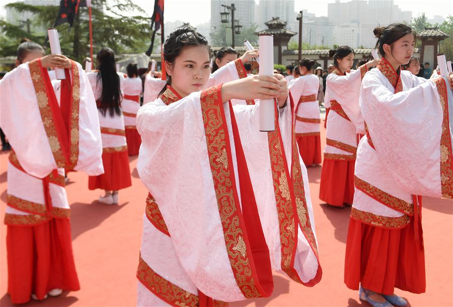 Estudantes participam de cerimônia de amadurecimento em Xi'an