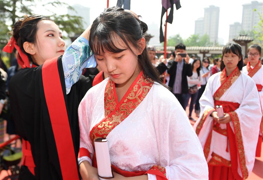 Estudantes participam de cerimônia de amadurecimento em Xi'an