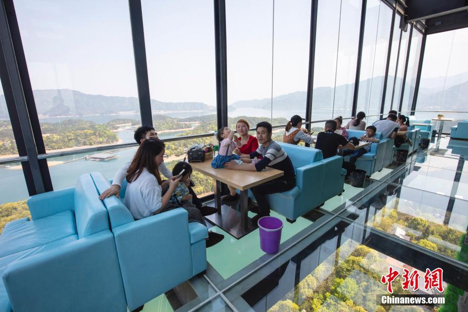Galeria: Cafeteria “transparente” construída na Montanha Lushan atrai visitantes