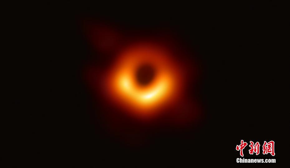 Cientistas divulgam a primeira foto do buraco negro da história