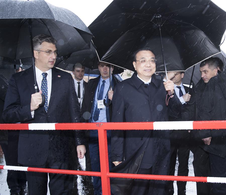 Especial: Premiês chinês e croata visitam obras da Ponte Peljesac sob forte chuva