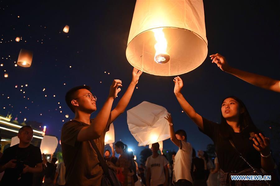 Yunnan: populações lançam balões “Kongming” ao longo do rio Lancang