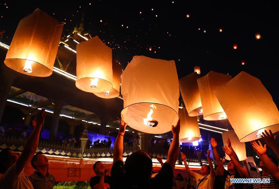 Yunnan: populações lançam balões “Kongming” ao longo do rio Lancang