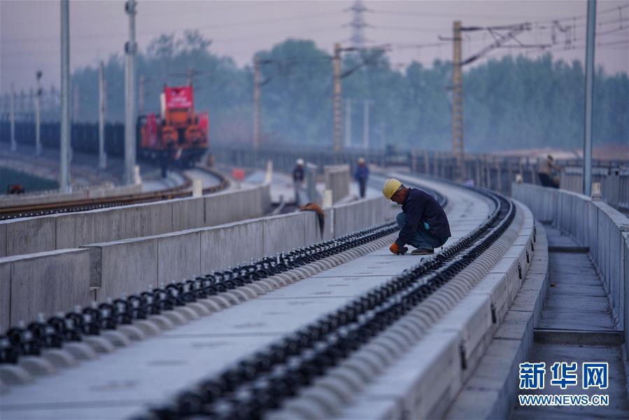 Ferrovia Beijing-Xiongan: Iniciada a instalação de carris no segmento Liying, Beijing
