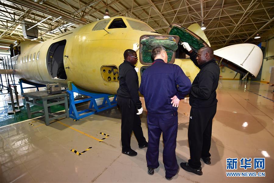 Pilotos angolanos recebem formação para manuseamento de aviões MA60