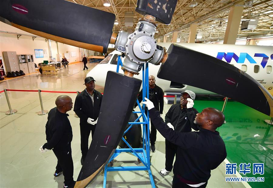 Pilotos angolanos recebem formação para manuseamento de aviões MA60