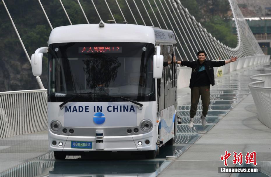 Galeria: Ônibus de condução automática desafia ponte de vidro em Hunan