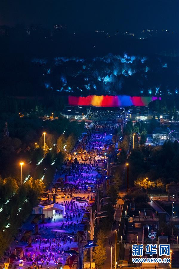 Beijing realiza show de iluminação para celebrar o fórum do Cinturão e Rota