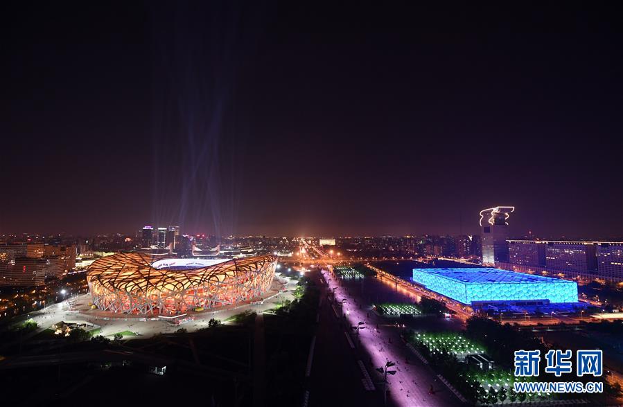 Beijing realiza show de iluminação para celebrar o fórum do Cinturão e Rota