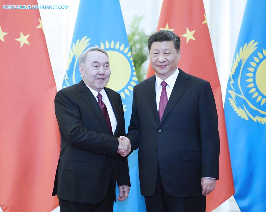 Xi Jinping reúne-se com o primeiro presidente do Cazaquistão