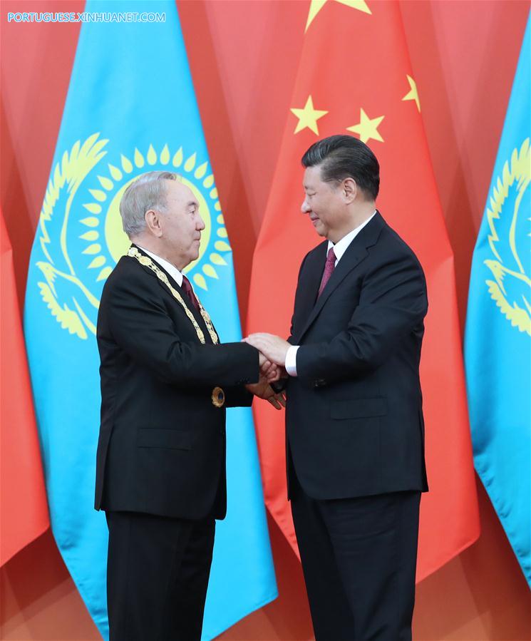 Xi Jinping reúne-se com o primeiro presidente do Cazaquistão