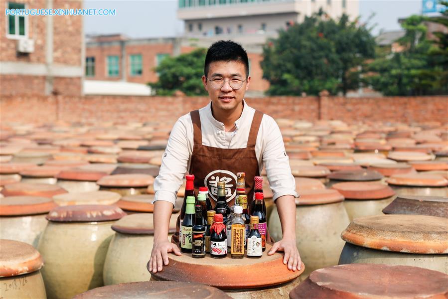 Herdeiro da terceira geração do molho de soja Xiaowutang mantém tradição e busca inovação para a empresa em Fujian