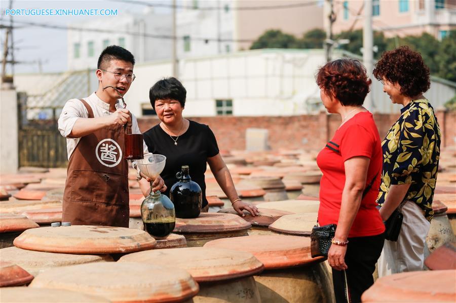 Herdeiro da terceira geração do molho de soja Xiaowutang mantém tradição e busca inovação para a empresa em Fujian