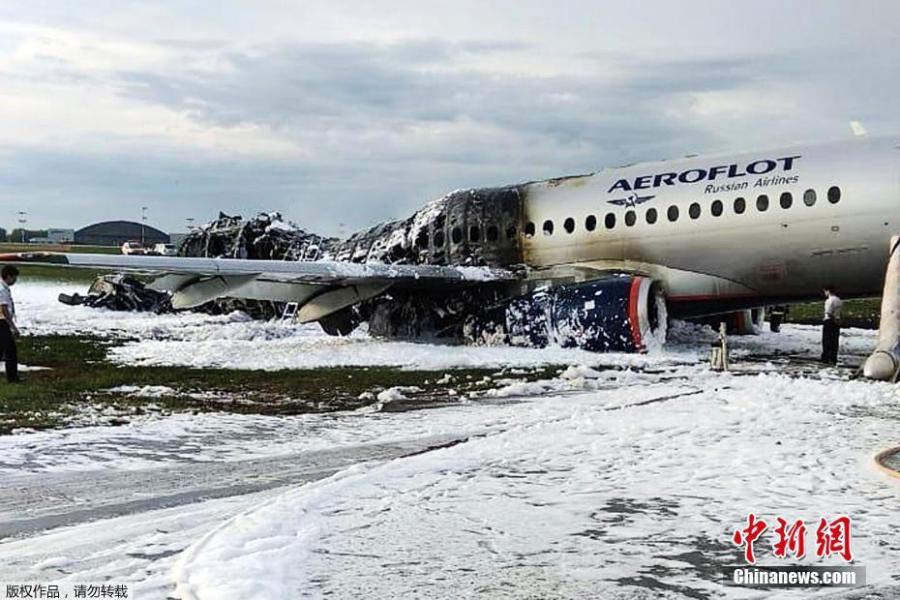 41 mortes confirmadas após incêndio em avião no aeroporto de Moscou