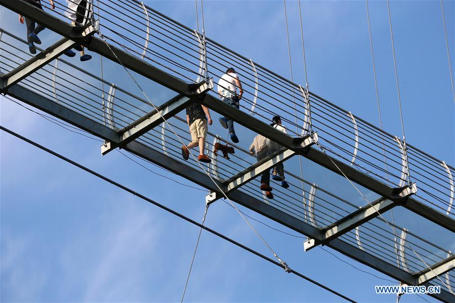Galeria: Ponte de vidro no Parque Mundial da Aventura de Huaxi