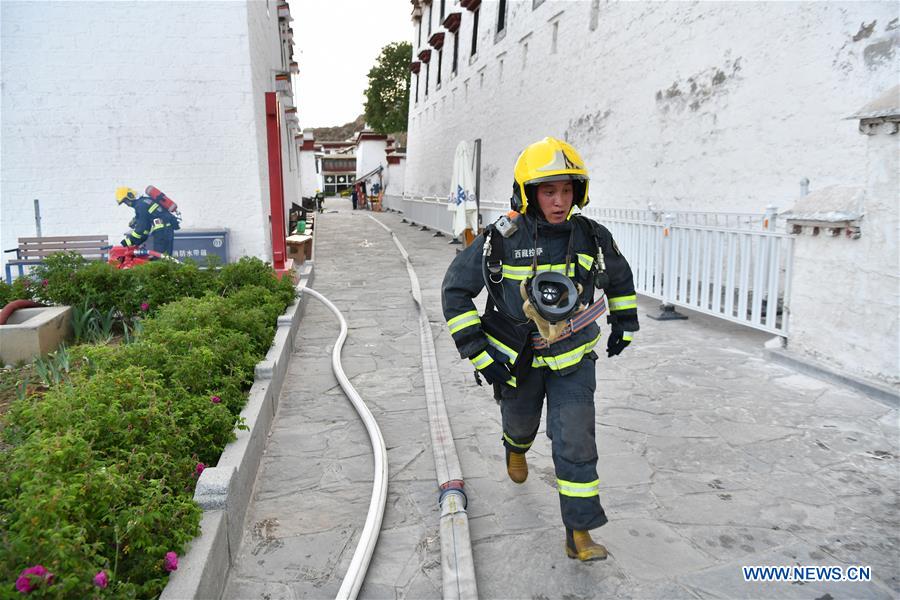 Bombeiros realizam exercício de emergência no Palácio de Potala