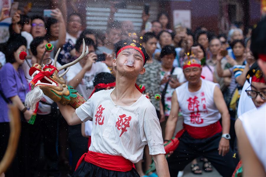 Festival do Dragão Bêbado realizado para celebrar o aniversário de Buda em Macau