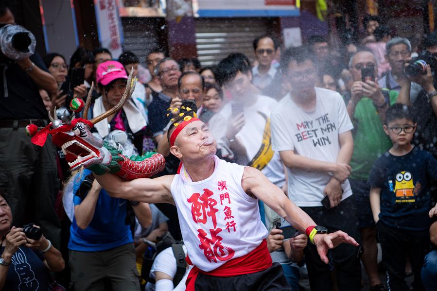 Festival do Dragão Bêbado realizado para celebrar o aniversário de Buda em Macau