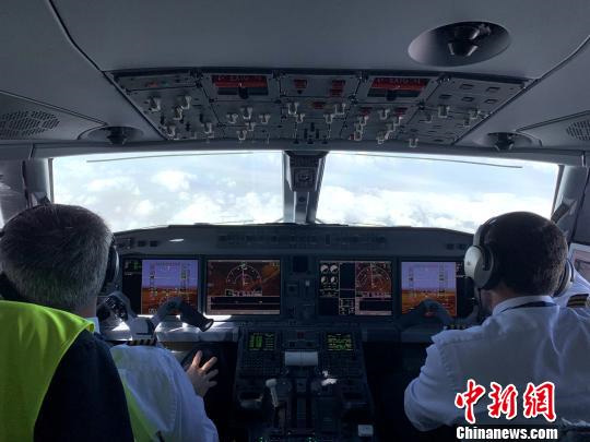 Avião “Tubarão” da Embraer aterra no aeroporto de Qinghai