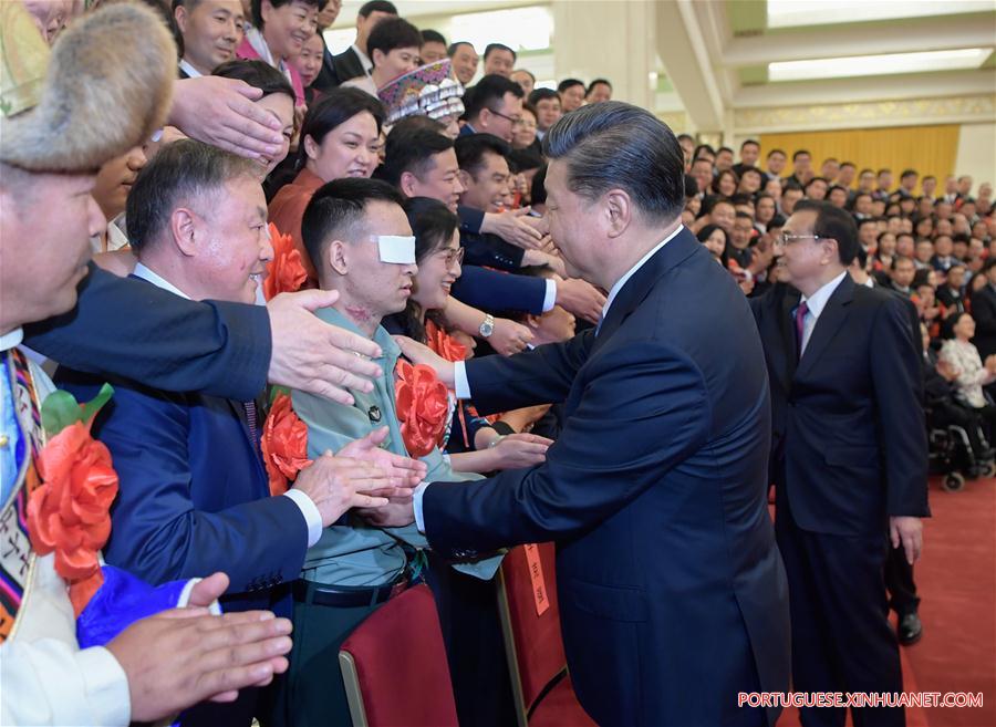 Presidente chinês reúne-se com portadores de deficiência exemplares
