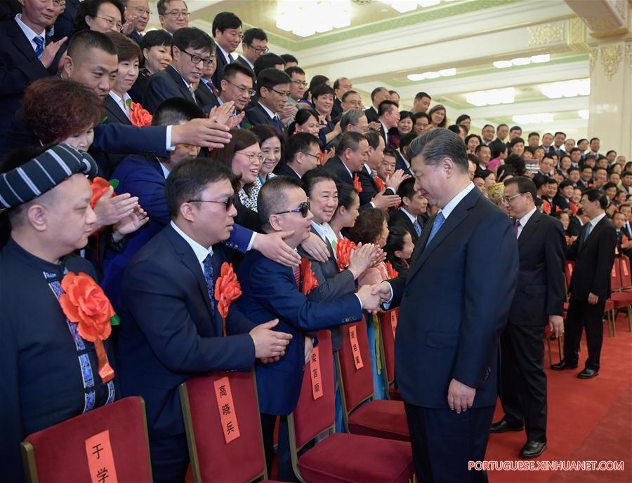 Presidente chinês reúne-se com portadores de deficiência exemplares