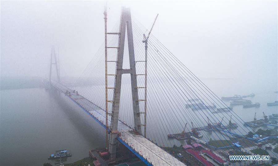 Maior ponte sobre rio Yangtze entra na reta final de construção